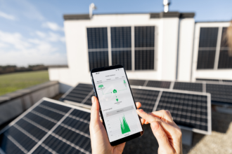 Fernando Trabach Filho destaca os benefícios da energia limpa em escolas e hospitais para a sociedade.