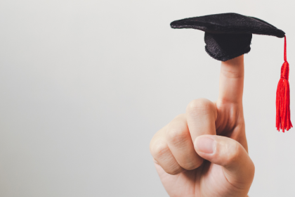 Bruno Garcia Redondo explora como políticas públicas podem enfrentar a desigualdade de acesso à educação básica no Brasil, promovendo infraestrutura e capacitação docente.