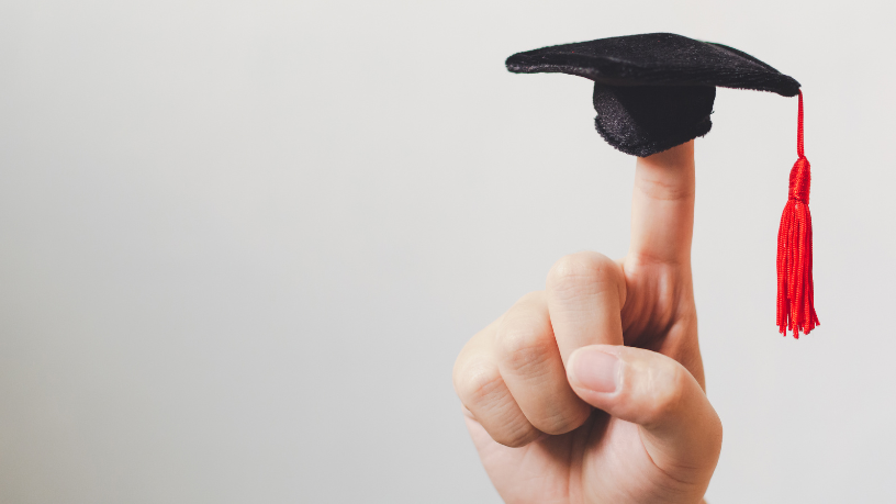 Bruno Garcia Redondo explora como políticas públicas podem enfrentar a desigualdade de acesso à educação básica no Brasil, promovendo infraestrutura e capacitação docente.