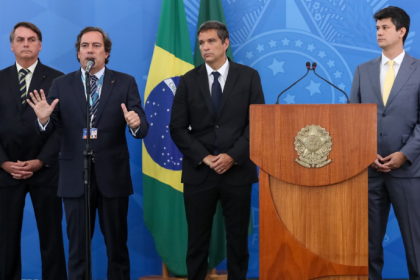 Pedro Guimarães detalha como a Caixa assumiu a linha de frente contra a crise ao coordenar o pagamento do Auxílio Emergencial.