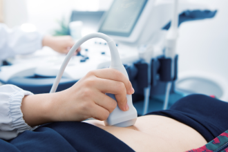 Dra. Thaline Neves Coutinho explica como o avanço do NIPT transformou a detecção de anomalias cromossômicas e a interpretação dos marcadores ultrassonográficos.