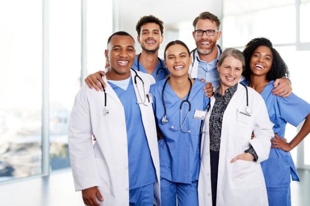 O Instituto IBDSocial destaca como uma gestão eficiente pode aproximar a saúde pública dos padrões de excelência do setor privado.