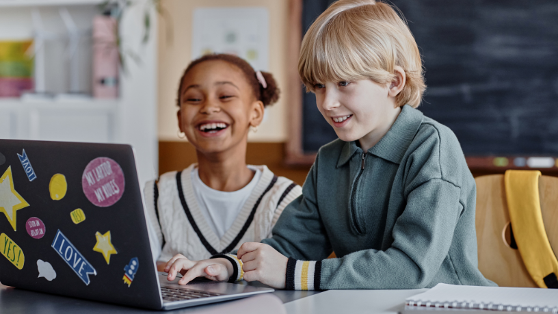 Descubra como otimizar orçamento escolar e gerar retorno real com tecnologia educacional alinhada a metas pedagógicas, na análise de Sérgio Bento De Araújo.