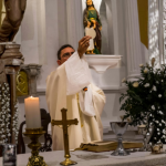 Pe. Jose Eduardo Oliveira e Silva explica o sentido da comunhão eclesial como vínculo espiritual.