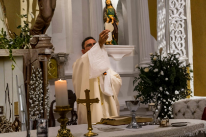 Pe. Jose Eduardo Oliveira e Silva explica o sentido da comunhão eclesial como vínculo espiritual.