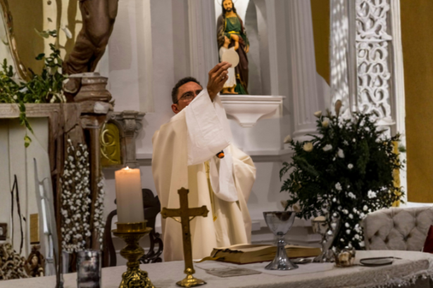 Pe. Jose Eduardo Oliveira e Silva explica o sentido da comunhão eclesial como vínculo espiritual.
