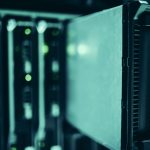 Racks de servidores em um datacenter moderno, com iluminação azulada.