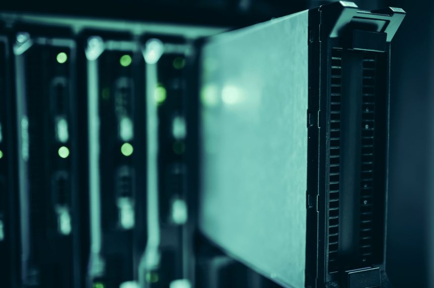Racks de servidores em um datacenter moderno, com iluminação azulada.