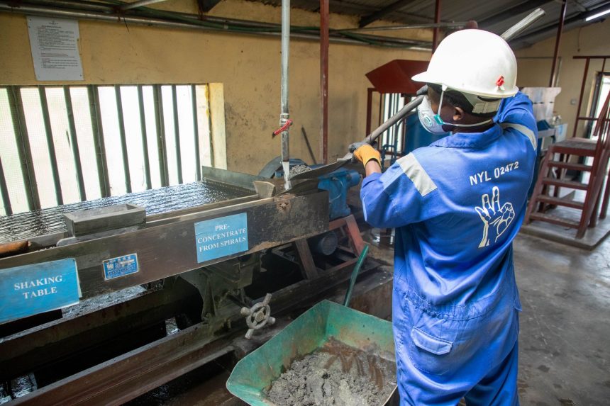 Trabalhador usando equipamento de separação em uma unidade industrial de processamento de minério.