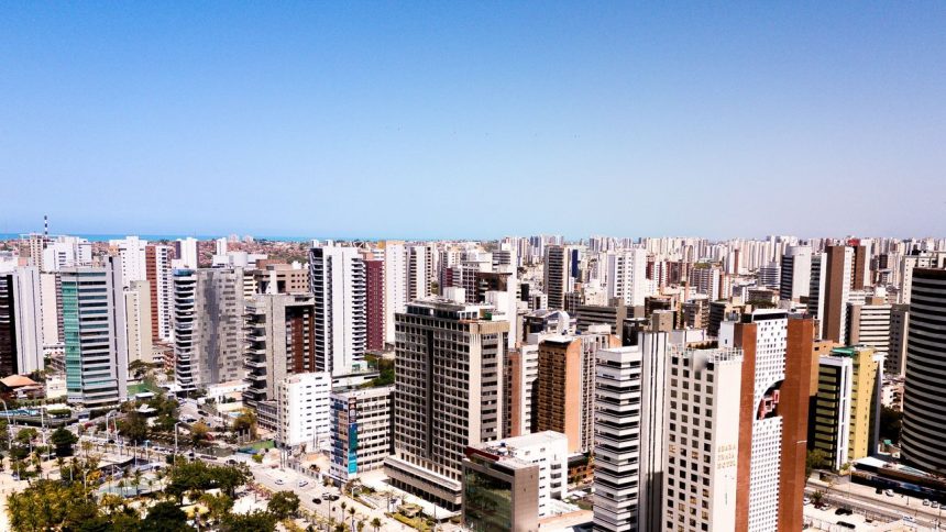 Vista aérea de Fortaleza, com edifícios modernos sob o céu azul.